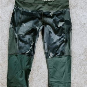Lululemon cropped active pants in camo